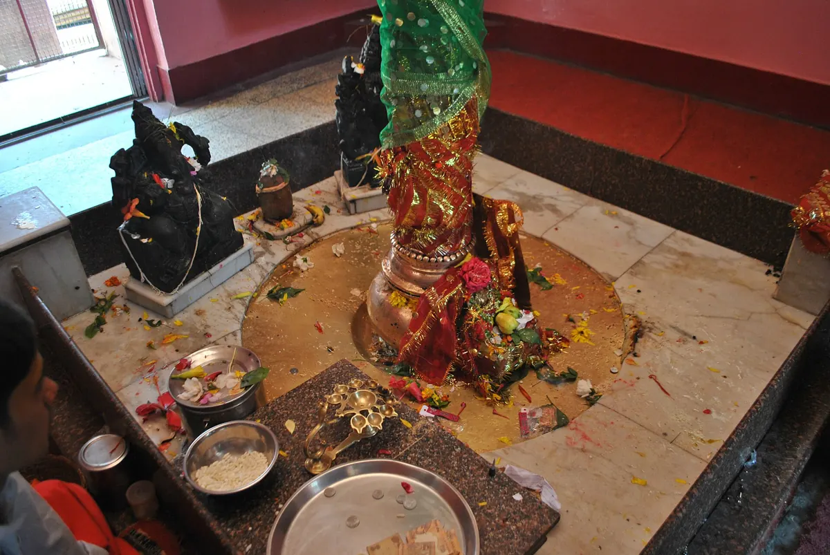 Trident at Kashi Vishwanath Temple, Uttarkashi (location photo, not the ashram)