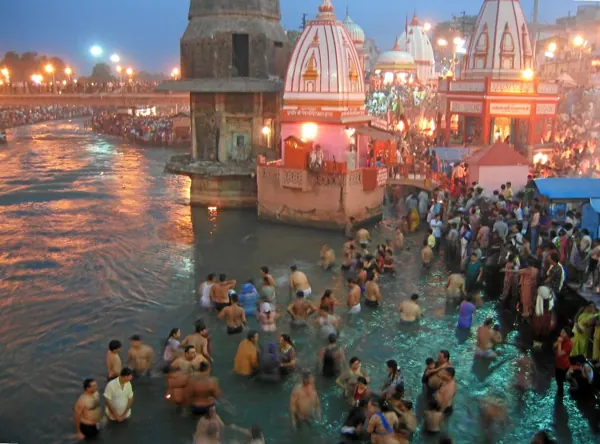 Evening prayers at Har Ki Pauri, Haridwar (location photo, not the ashram)